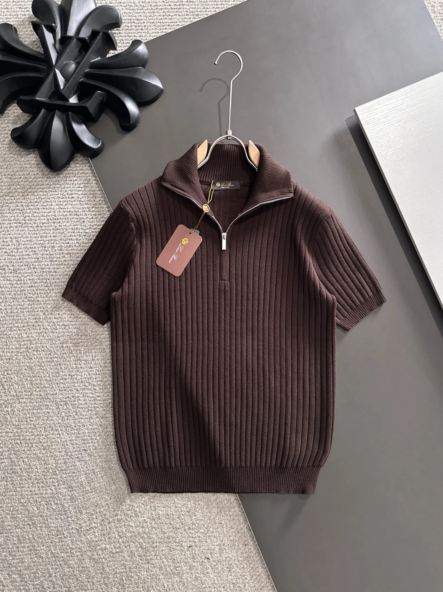 Next day shipment LP high quality Loro Piana 26ss New Arrival men's short-sleeved T-shirt Made of combed cotton yarn knitted cotton fabric, no pressure when entering and exiting the counter Exclusive control of raw materials It feels substantial when weighed, and the upper body is more textured than ordinary T-shirts. This texture can cope with the weather easily and is suitable for both hot and cold! Loose fit design, looks noble. The only correct version is available Size: M to XXXL